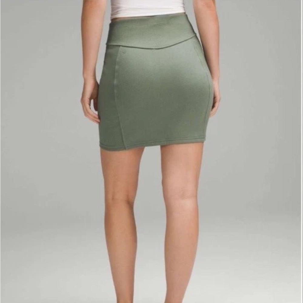 Lululemon BNWT Scuba High-Rise Mini Skirt in the color Grey Eucalyptus 68.00MSRP - Picture 2 of 9